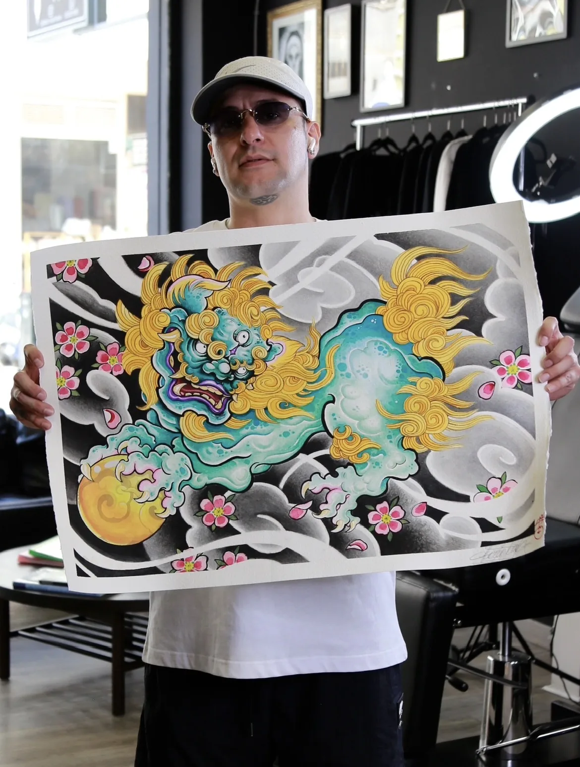 Jesús, tatuador de japonés, color y black and grey, con uno de sus diseños en Black Rituals