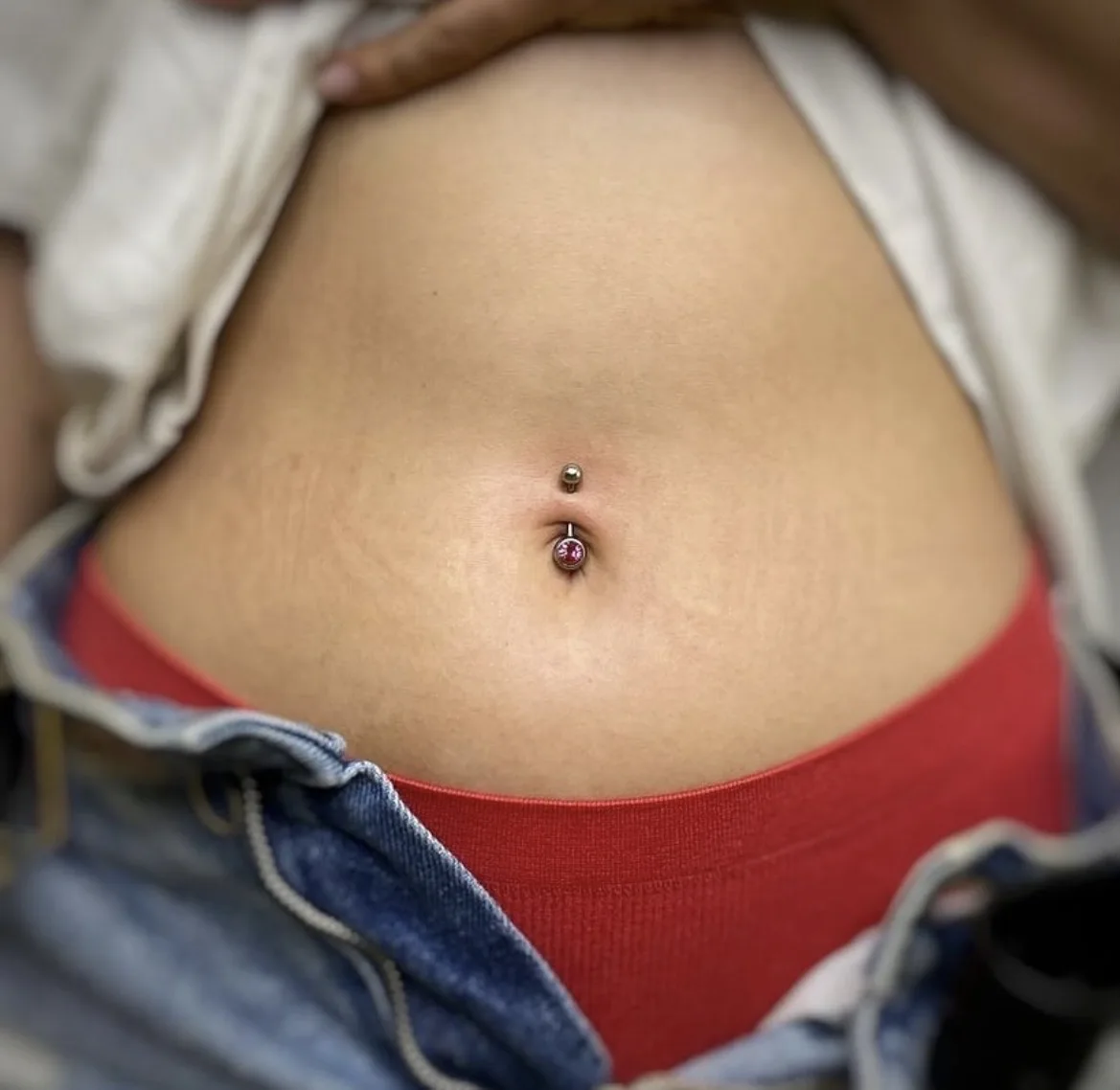 Piercing de ombligo con joya en Black Rituals, Málaga
