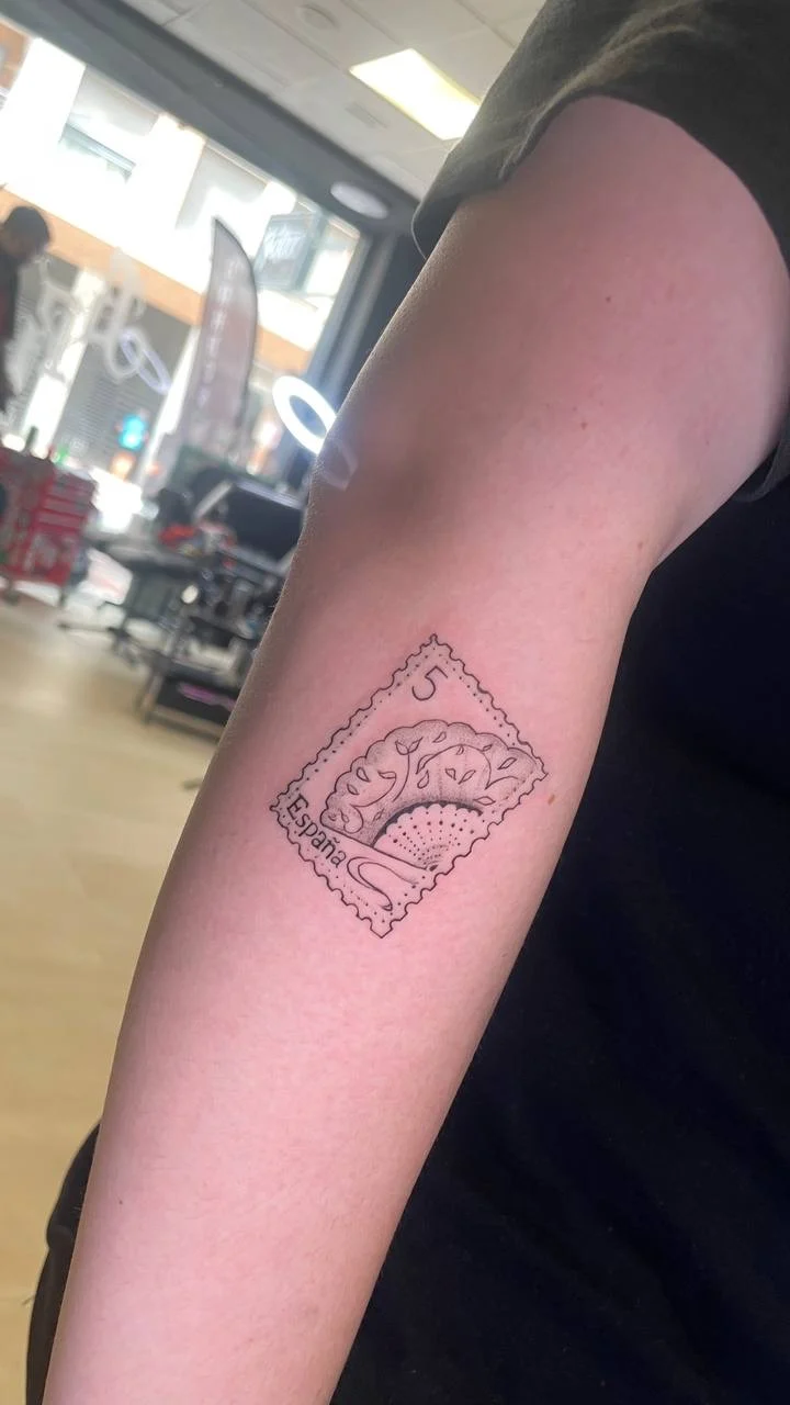 Tatuaje fine line de línea fina realizado en Black Rituals Tattoo, Málaga (3)