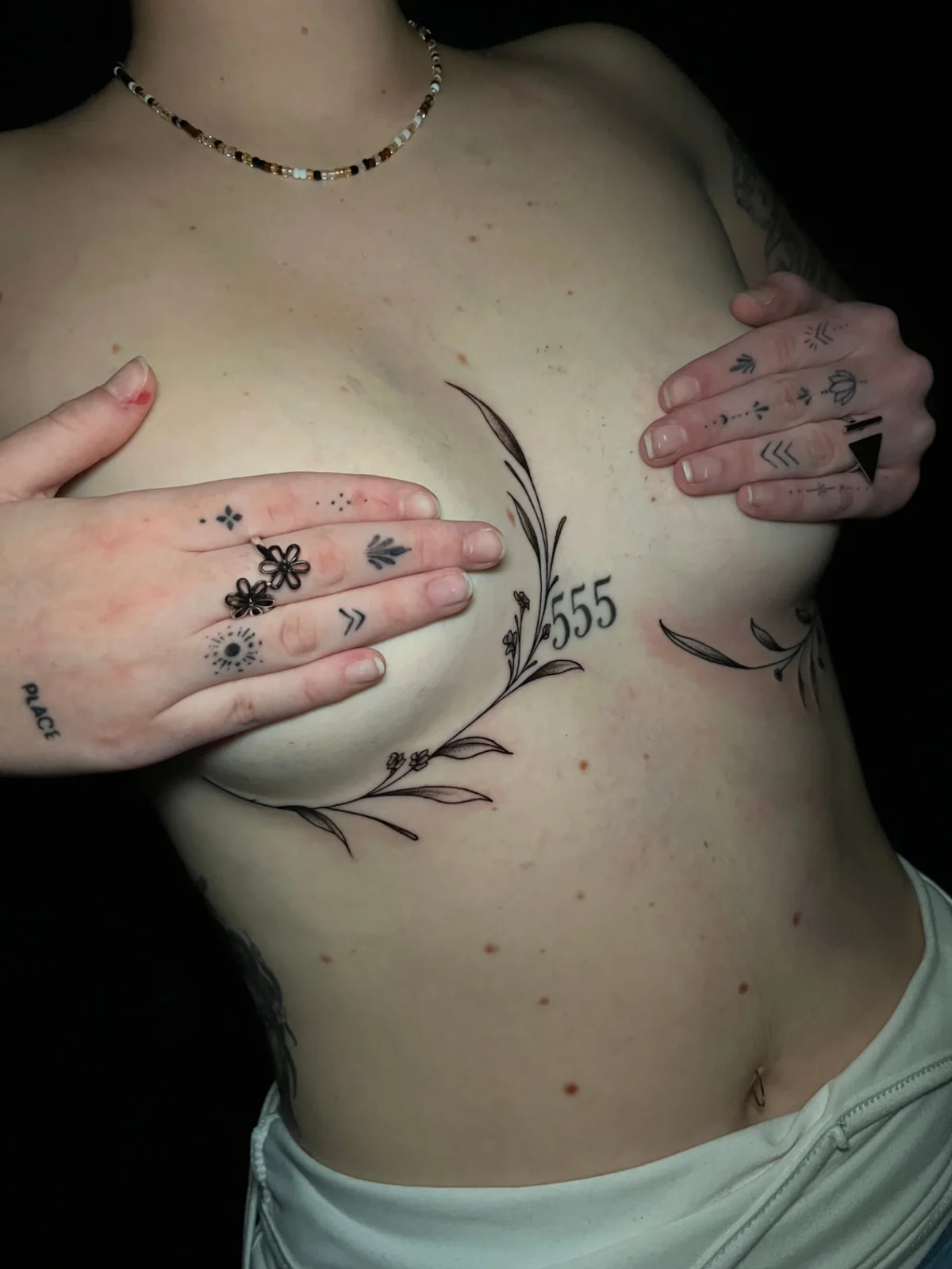 Tatuaje fine line de línea fina realizado en Black Rituals Tattoo, Málaga (10)