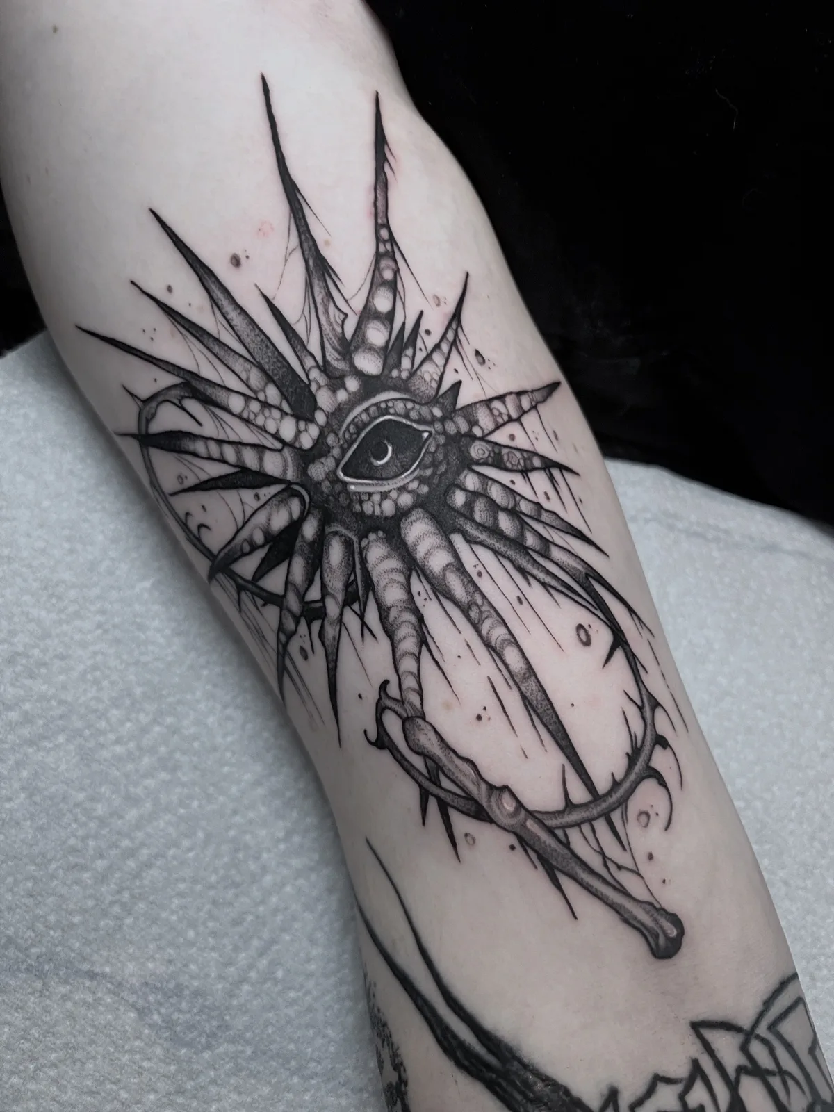 Tatuaje realizado por LYON en Black Rituals Tattoo, Málaga
