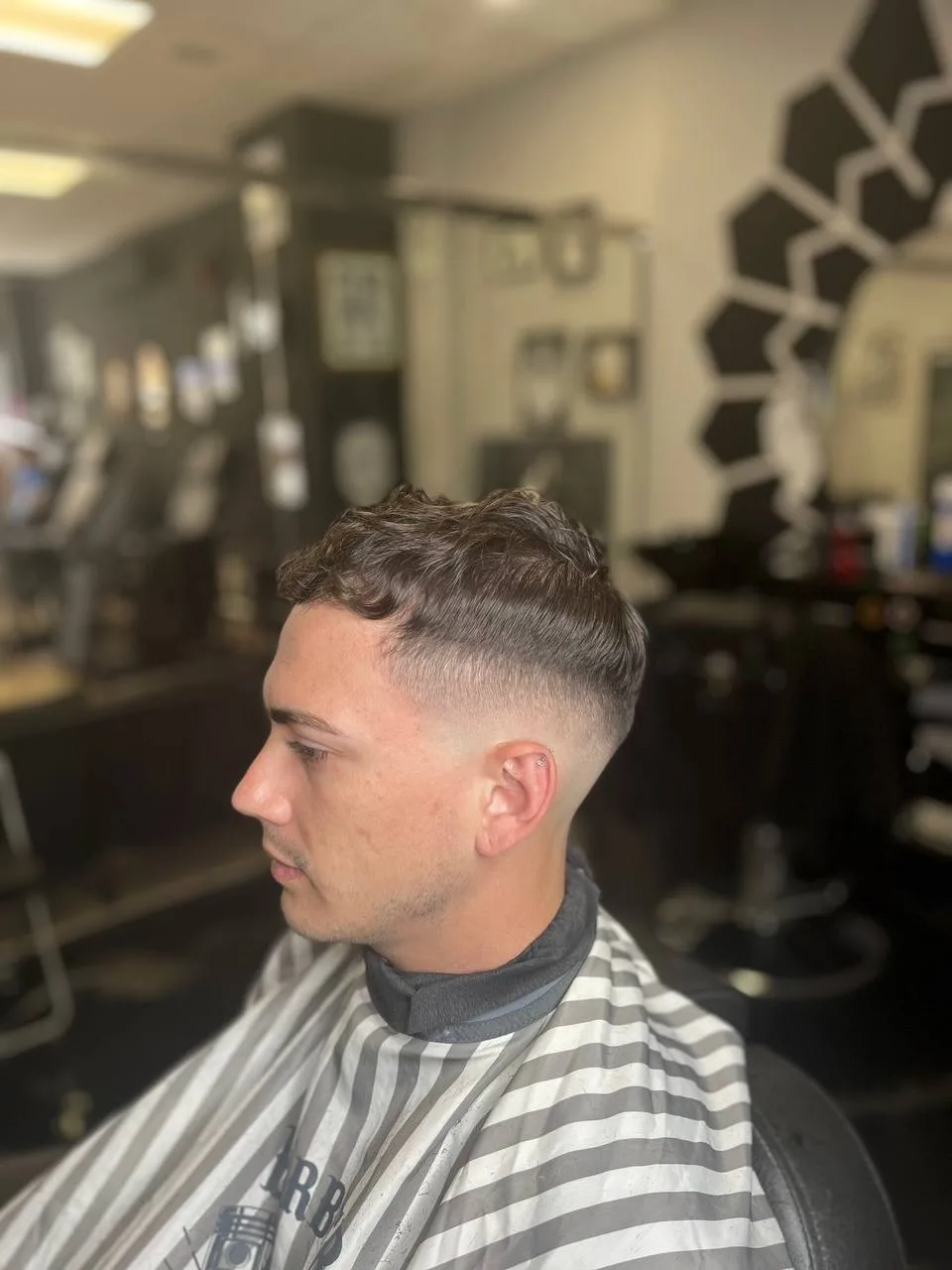 Corte de pelo masculino con degradado lateral, barbería en Málaga