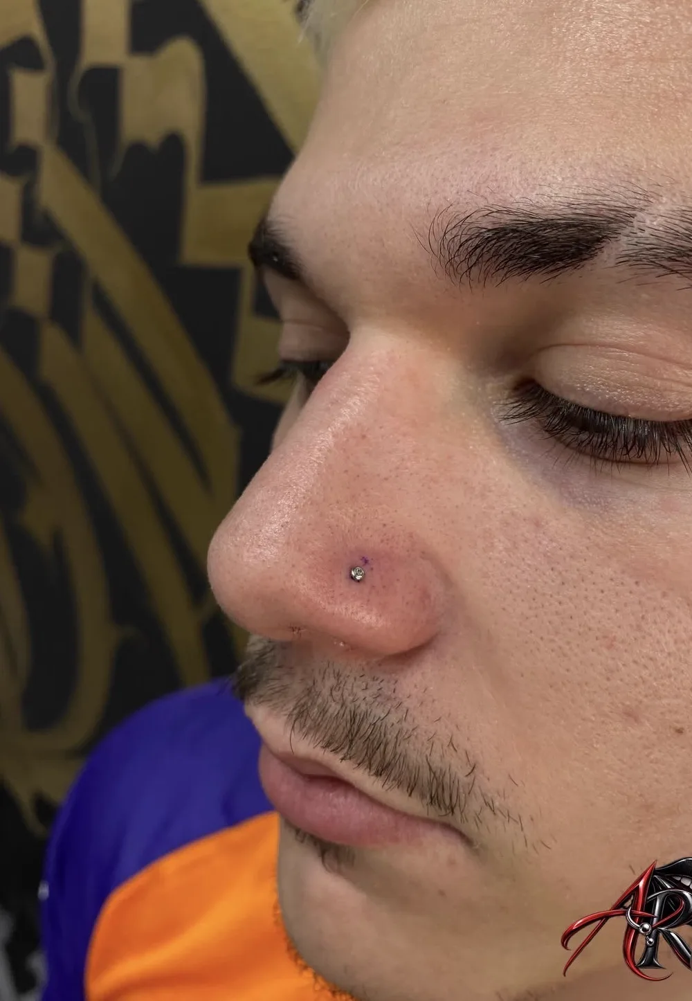 Piercing en la nariz con joya de titanio realizado por Ana en Black Rituals, Málaga