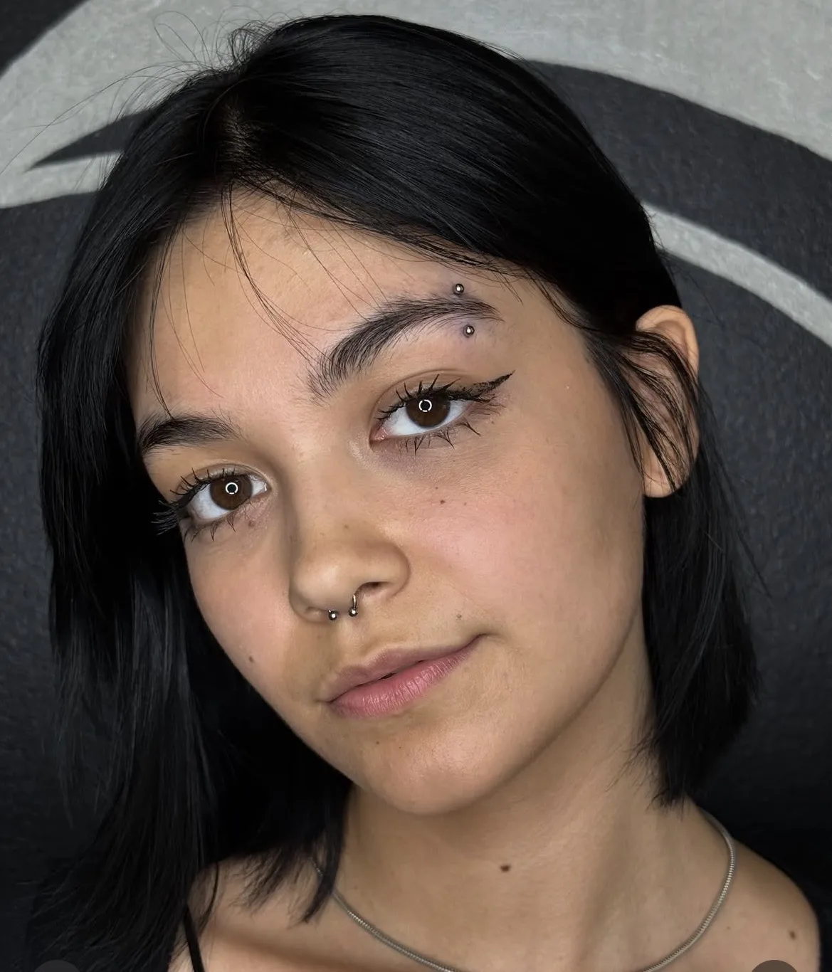 Piercing en la ceja y joyería facial, estudio de piercing en Málaga