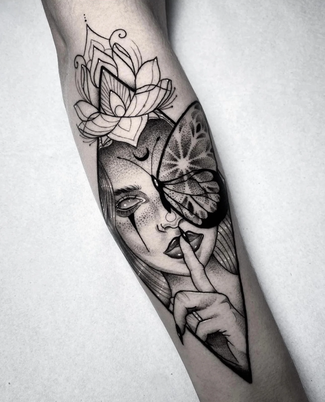 Tatuaje blackwork en tinta negra realizado en Black Rituals Tattoo, Málaga (5)