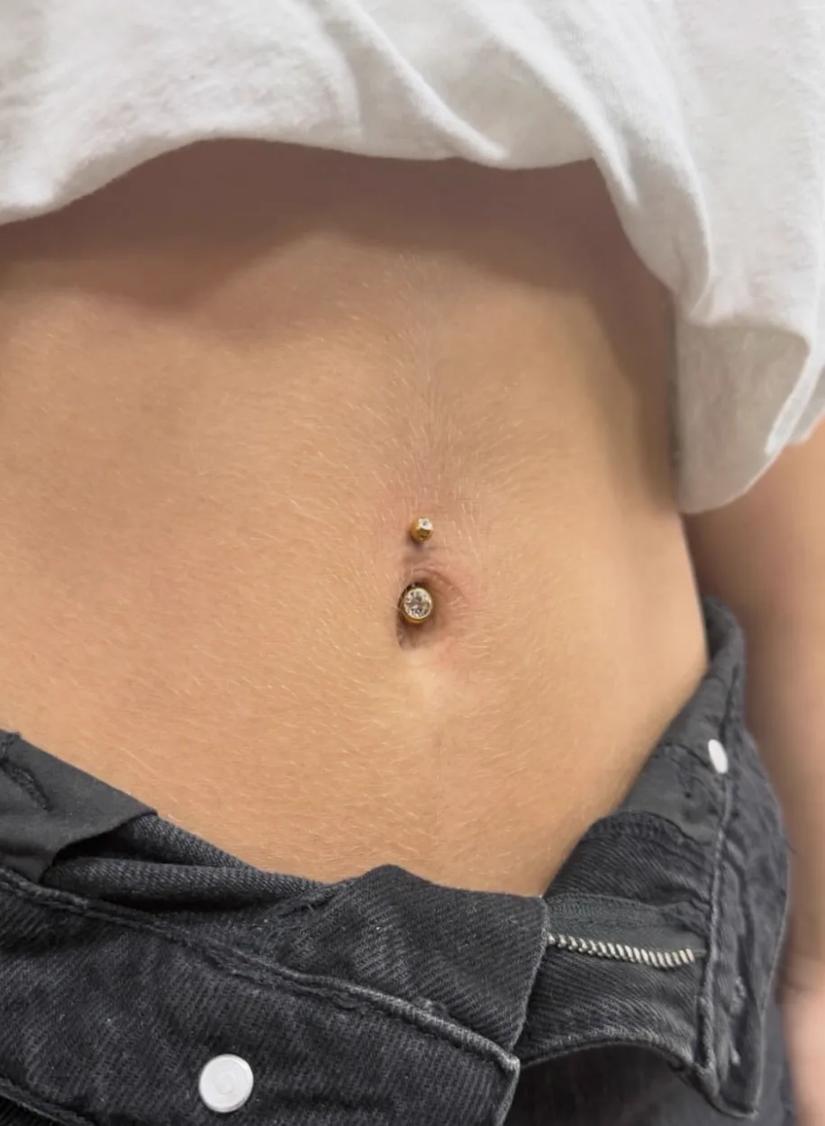 Piercing de ombligo con joya de cristal realizado por Ana en Black Rituals, Málaga