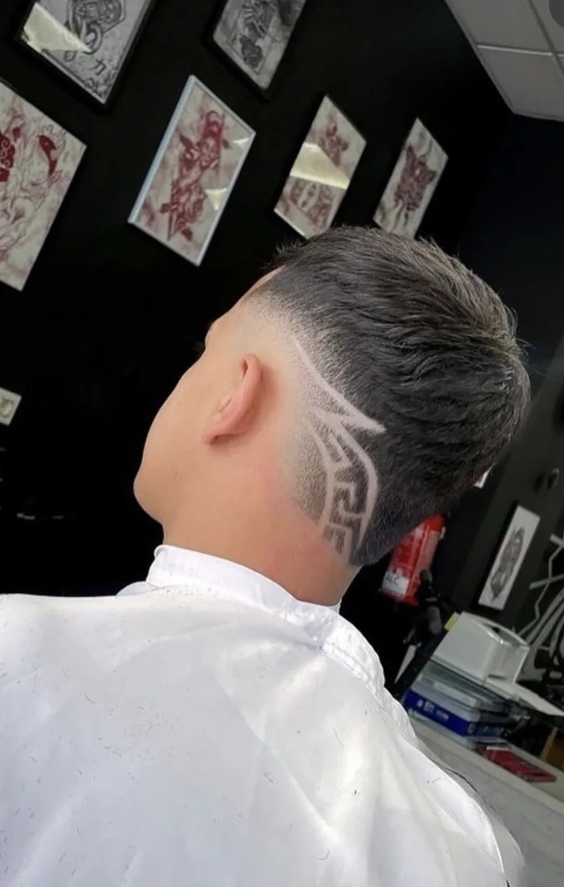 Degradado con diseño rapado en la nuca, barbería Málaga