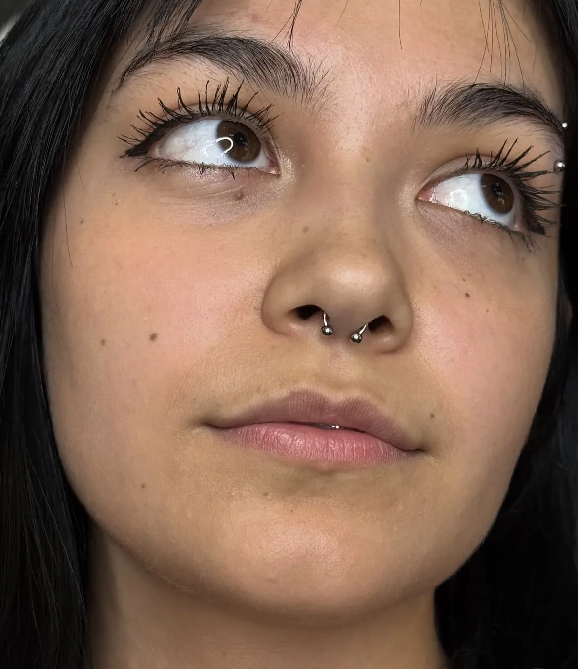 Piercing septum con aro realizado en Black Rituals, Málaga