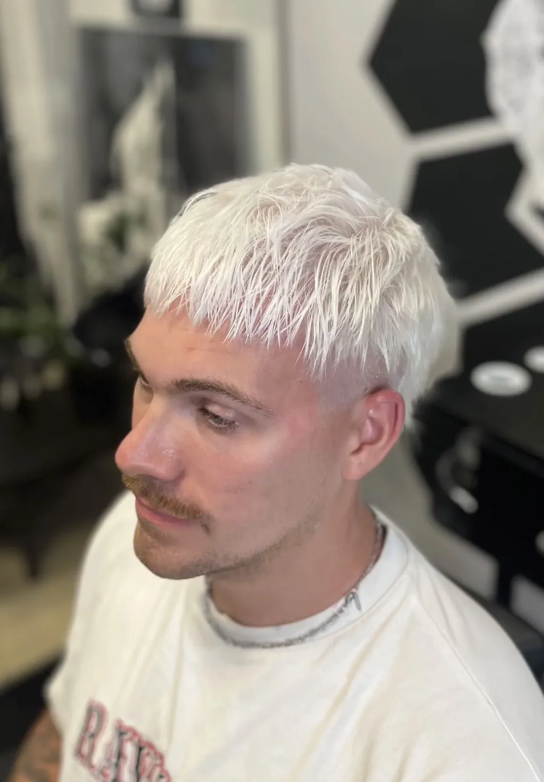Corte texturizado con decoloración platino en barbería de Málaga