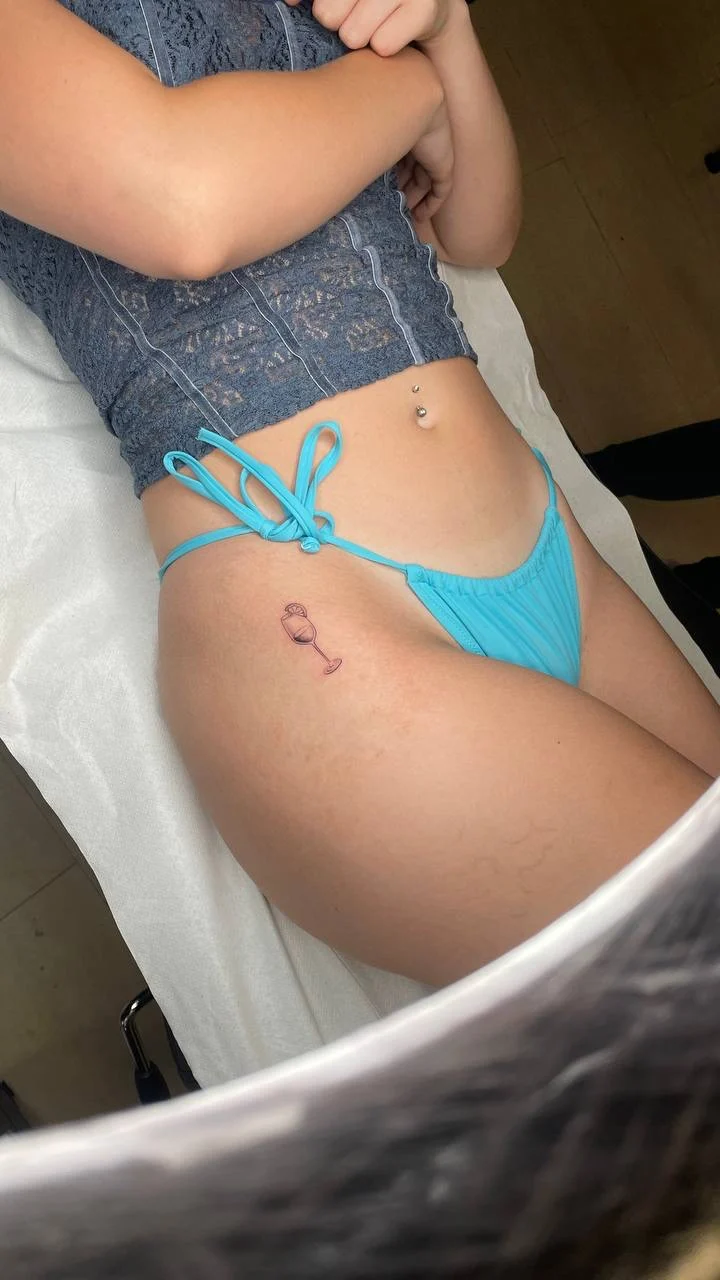 Tatuaje fine line de línea fina realizado en Black Rituals Tattoo, Málaga (2)