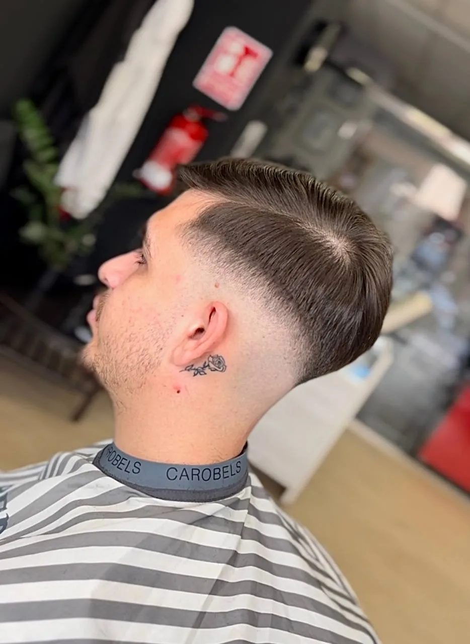 Corte clásico con raya y degradado en Black Rituals, Málaga