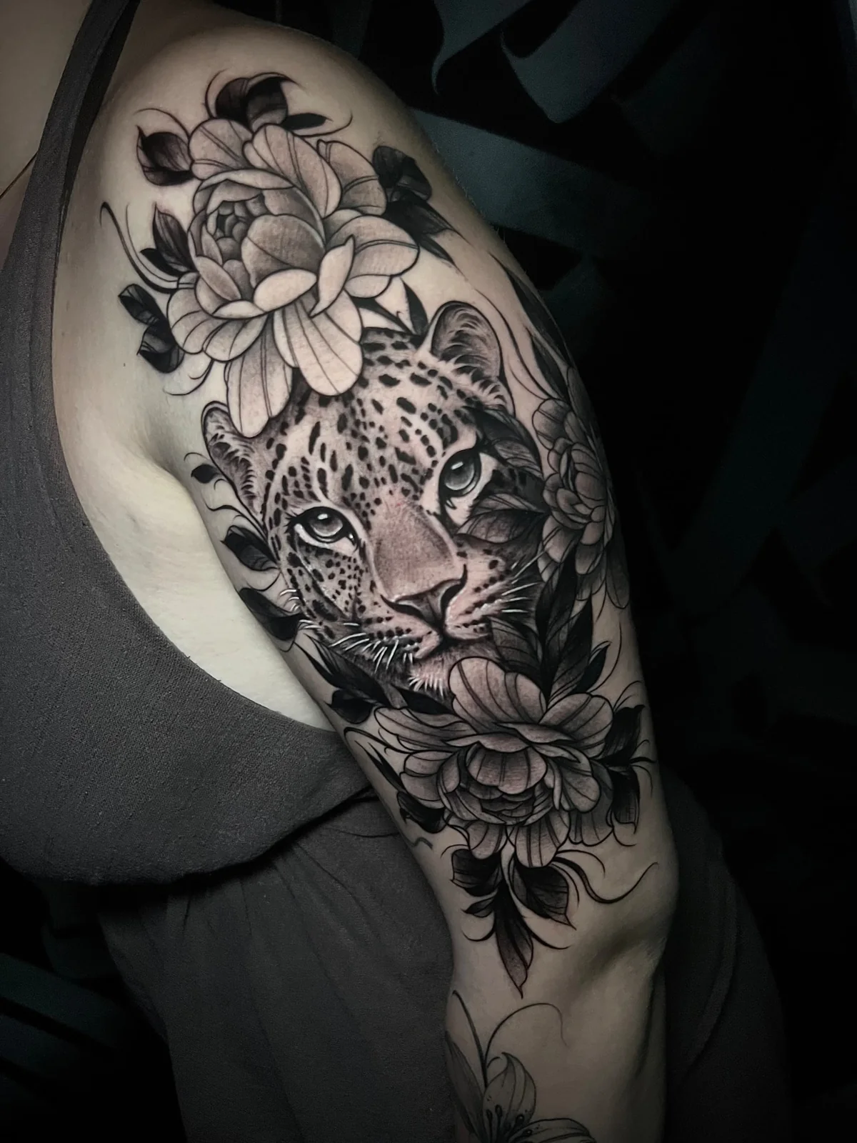 Tatuaje en el hombro de leopardo y flores en black and grey
