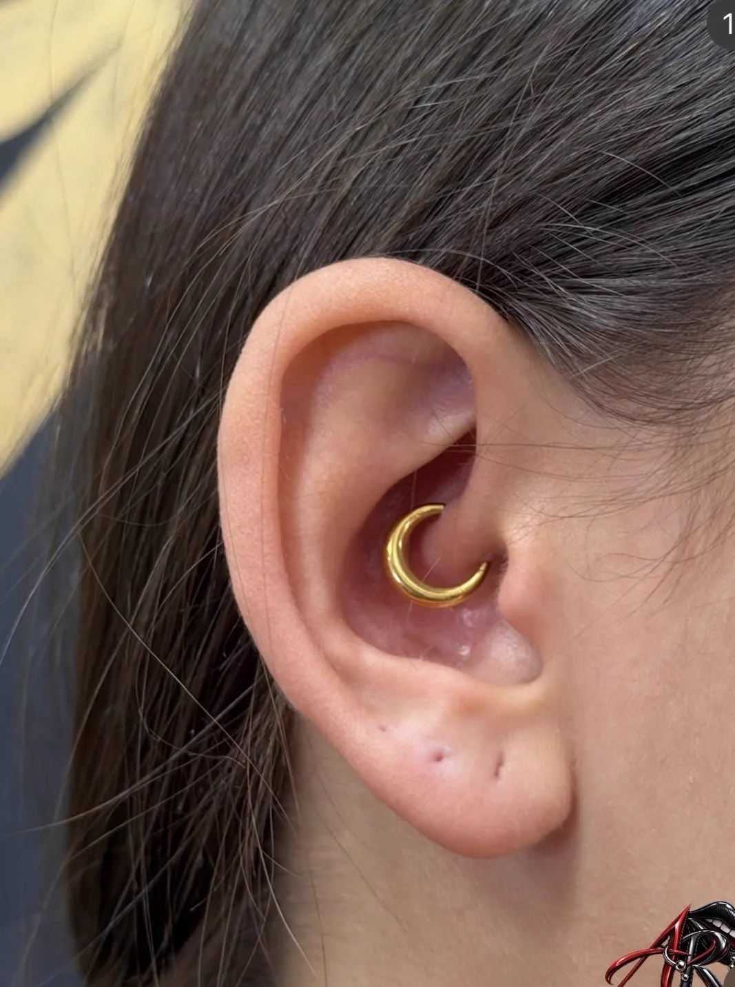 Piercing daith con anillo dorado realizado por Ana en Black Rituals, Málaga