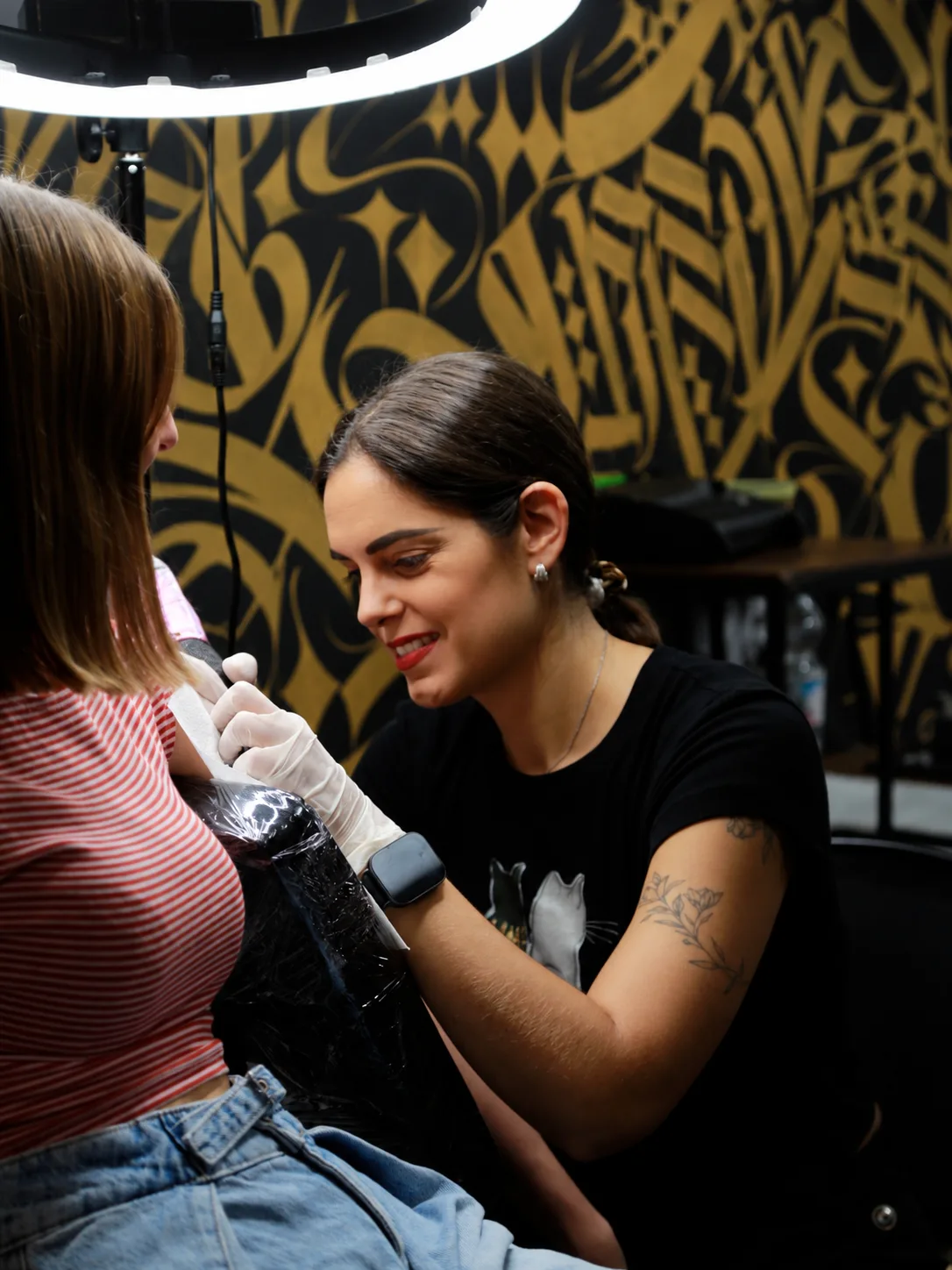 Sonia, tatuadora de fine line y anime en Black Rituals Málaga